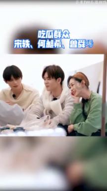 56岁好莱坞女星妮可基德曼,寒风中大秀露背裙,无视服装争议
